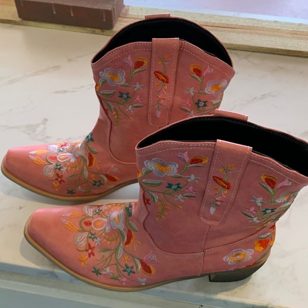 Heelchic Women’s Vintage Western Ankle Boots W/Embroidered Flowers - Picture 3 of 6